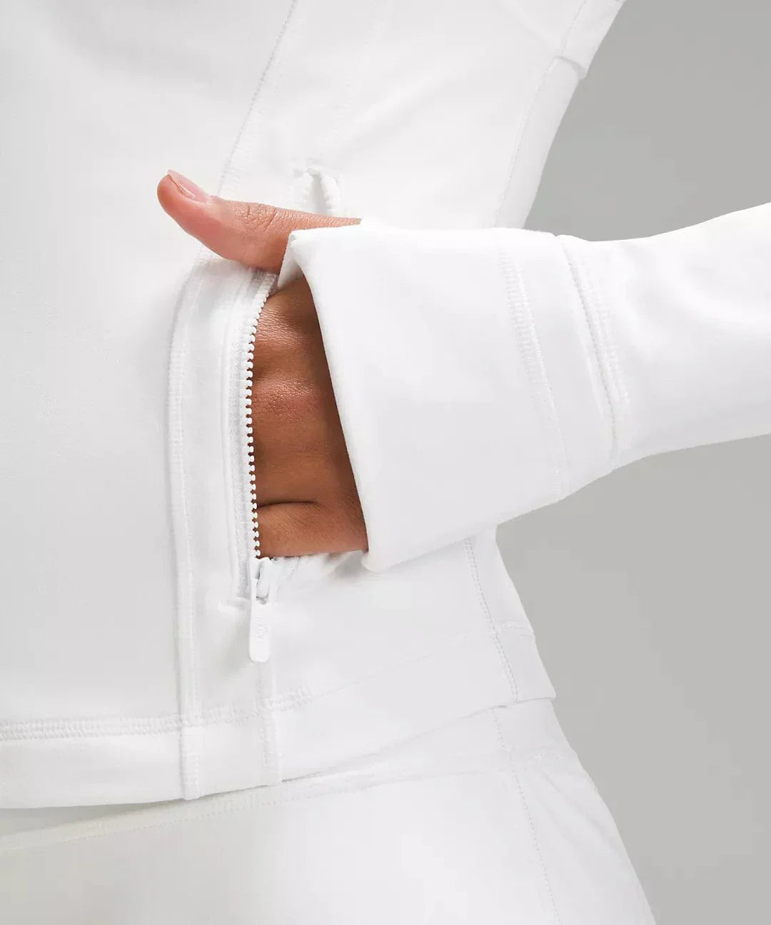 IVELYN™ | קסם חיצוני חסר זמן