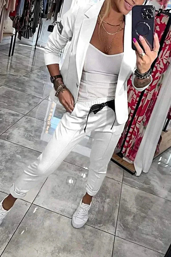 חליפה מותאמת אישית עם ז'קט רך ומכנסי ג'וגינג נוחים